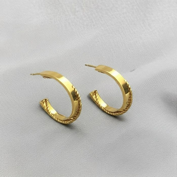 Золотистые серьги-кольца конго с широким профилем J11182CJJ Золотистые серьги-кольца конго с широким профилем J11182CJJ