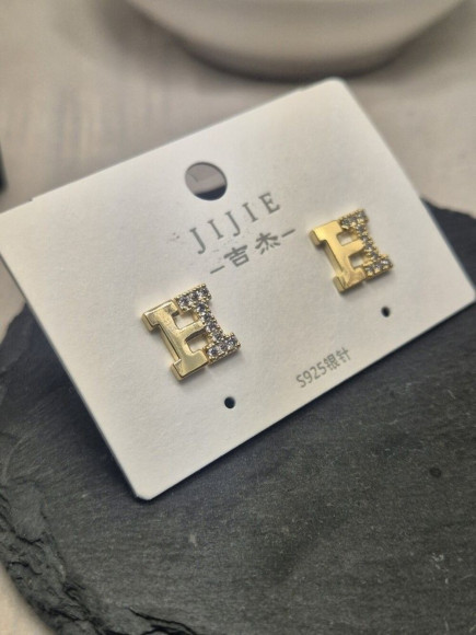 Серьги-гвоздики буква E J10663CJJ