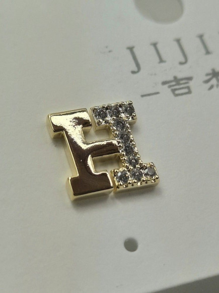 Серьги-гвоздики буква E J10663CJJ