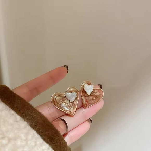 Серьги-пусеты Сердца с перламутровой эмалью и серебряным гвоздиком 1J10586CJJ Серьги-пусеты Сердца с перламутровой эмалью и серебряным гвоздиком 1J10586CJJ