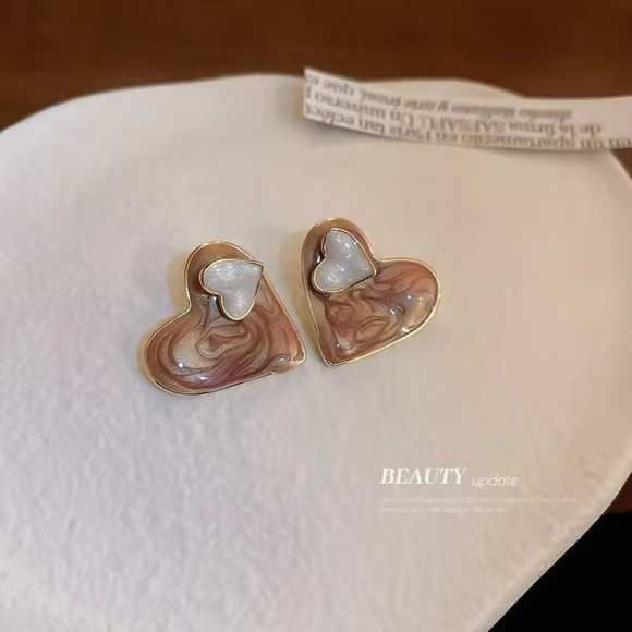 Серьги-пусеты Сердца с перламутровой эмалью и серебряным гвоздиком 1J10586CJJ Серьги-пусеты Сердца с перламутровой эмалью и серебряным гвоздиком 1J10586CJJ