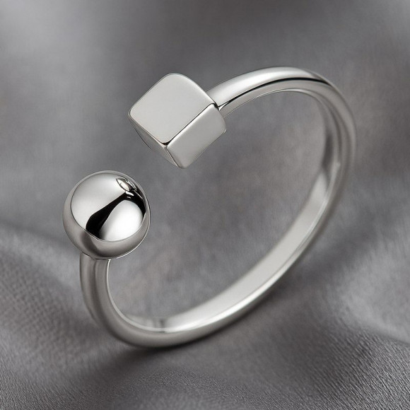 Минималистичное разомкнутое кольцо с шаром и кубом 1J12191CJJ