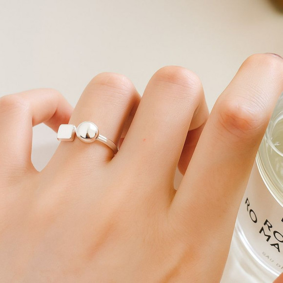 Минималистичное разомкнутое кольцо с шаром и кубом 1J12191CJJ