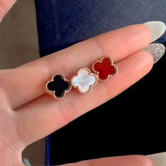 Серьги-пусеты Клевер красные 1J10240(CJJ)