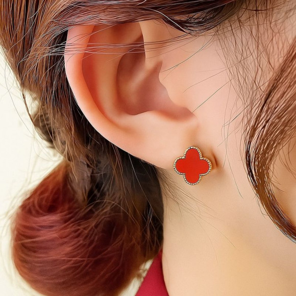 Стальные серьги с напылением золотом красный клевер J10240CJJ Стальные серьги с напылением золотом красный клевер J10240CJJ