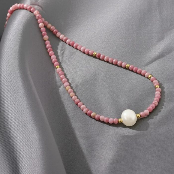 Яркие бусы из розового бисера с жемчужиной J10753CJJ Яркие бусы из розового бисера с жемчужиной J10753CJJ