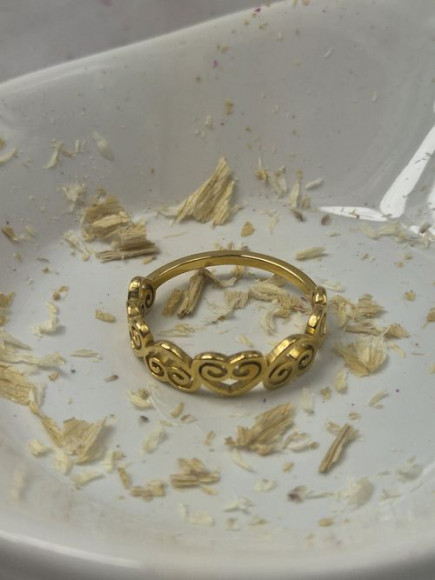 Кольцо с чередой сердец и золотистым напылением J10316CJJ