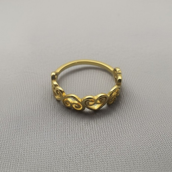 Кольцо с чередой сердец и золотистым напылением J10316CJJ