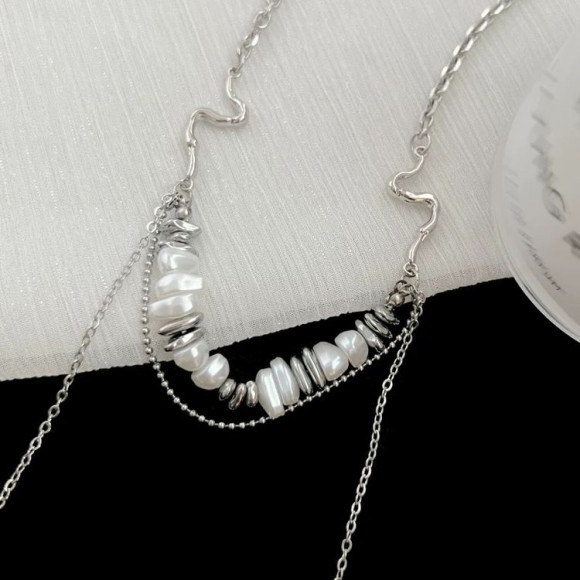 Стальная цепочка со вставками из жемчуга и геометрическими элементами J11440CJJ Стальная цепочка со вставками из жемчуга и геометрическими элементами J11440CJJ