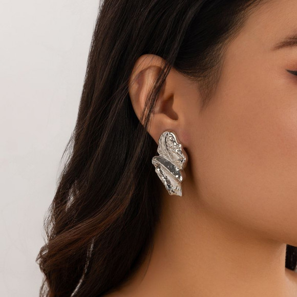 Абстрактные серьги-пусеты из «мятого» металла 1J12120CJJ