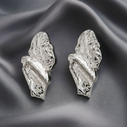 Абстрактные серьги-пусеты из «мятого» металла 1J12120CJJ