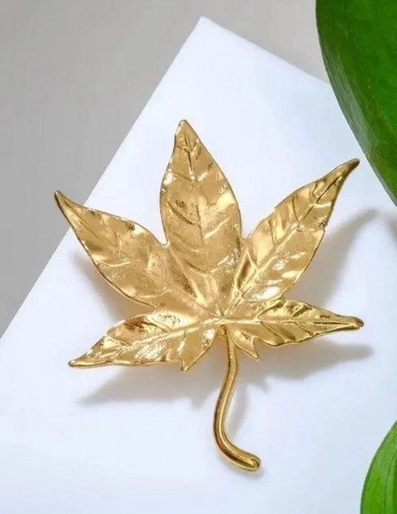 Стальная брошь с напылением золотом кленовый лист J10069CJJ