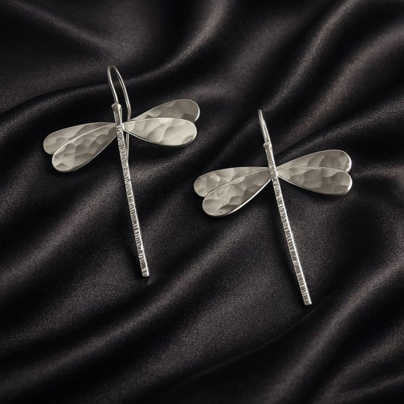 Серьги в форме стрекоз с платиновым напылением и фактурным рисунком 1J12478CJJ Серьги в форме стрекоз с платиновым напылением и фактурным рисунком 1J12478CJJ