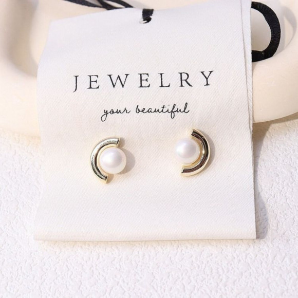 Серьги-гвоздики с жемчужиной в изогнутой оправе J10667CJJ Серьги-гвоздики с жемчужиной в изогнутой оправе J10667CJJ