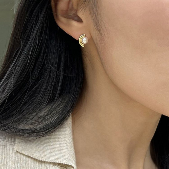 Серьги-гвоздики с жемчужиной в изогнутой оправе J10667CJJ Серьги-гвоздики с жемчужиной в изогнутой оправе J10667CJJ