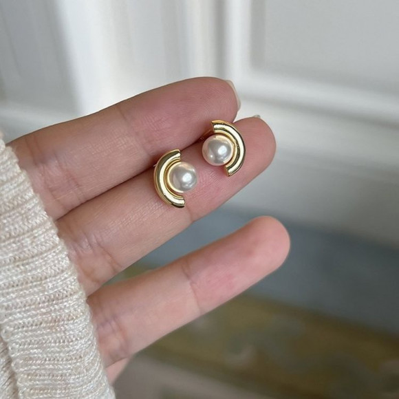 Серьги-гвоздики с жемчужиной в изогнутой оправе J10667CJJ Серьги-гвоздики с жемчужиной в изогнутой оправе J10667CJJ