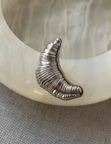 Стальная брошь круассан J10075CJJ