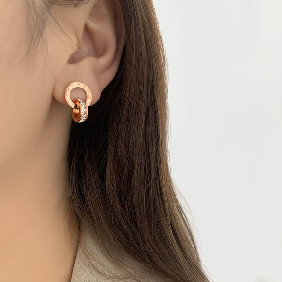 Серьги из двух колец с римскими цифрами и дорожкой кристаллов 1J12474CJJ