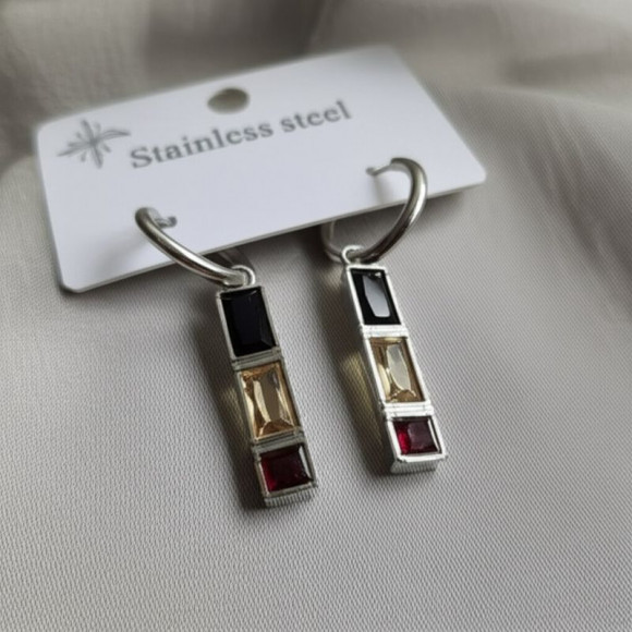 Геометрические серьги-кольца с цветными кристаллами 1J10632CJJ Геометрические серьги-кольца с цветными кристаллами 1J10632CJJ