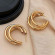 Многослойные золотистые серьги-кольца С-образной формы 1J11611CJJ Многослойные золотистые серьги-кольца С-образной формы 1J11611CJJ