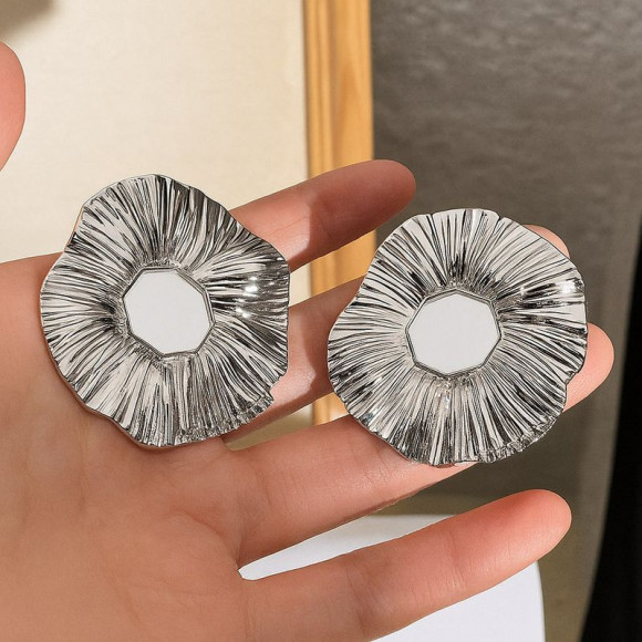 Серебристые металлические серьги-пусеты с эффектом мятой фольги 1J12118CJJ