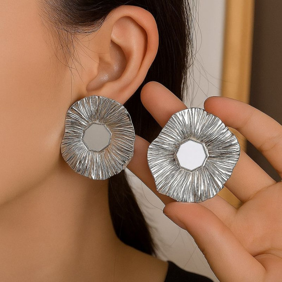 Серебристые металлические серьги-пусеты с эффектом мятой фольги 1J12118CJJ