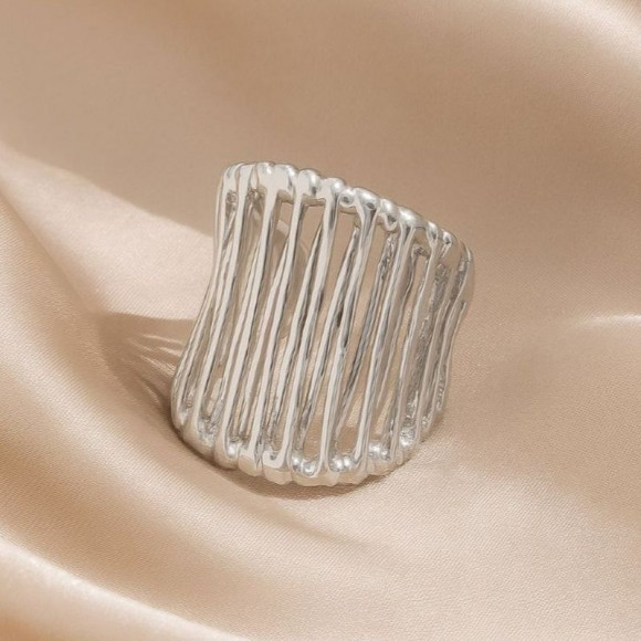 Широкое ажурное кольцо из стальных вертикальных линий 1J12250CJJ Широкое ажурное кольцо из стальных вертикальных линий 1J12250CJJ