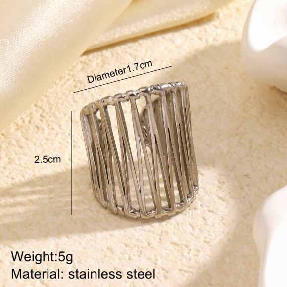 Широкое ажурное кольцо из стальных вертикальных линий 1J12250CJJ Широкое ажурное кольцо из стальных вертикальных линий 1J12250CJJ