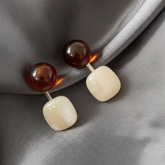 Серьги-пусеты Геометрия с янтарными сферами и серебряным гвоздиком 1J10594CJJ Серьги-пусеты Геометрия с янтарными сферами и серебряным гвоздиком 1J10594CJJ