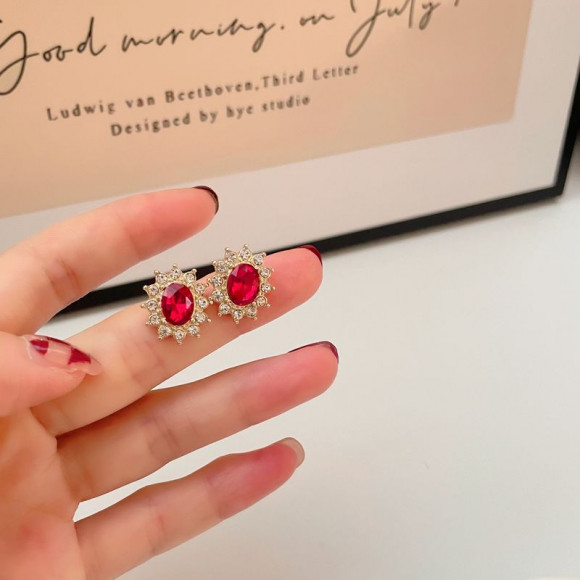Серьги-пусеты со стразами и красным кристаллом 1J11555CJJ