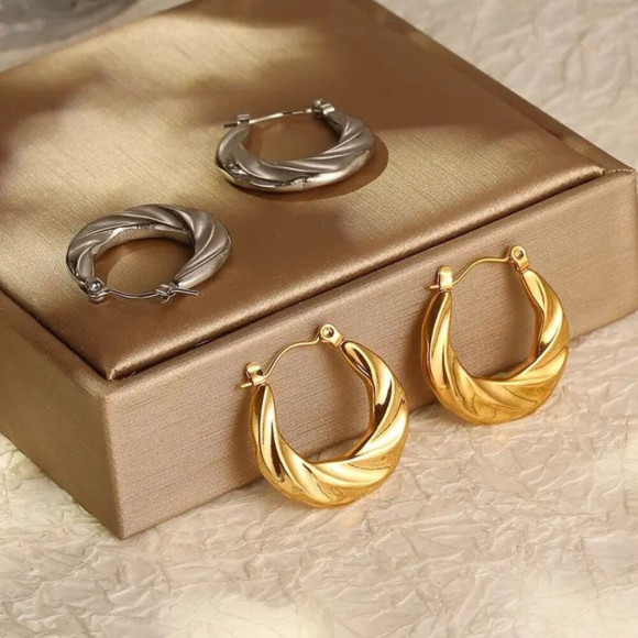 Стальные серьги-булавка с напылением золотом закрученная подкова J10279CJJ Стальные серьги-булавка с напылением золотом закрученная подкова J10279CJJ