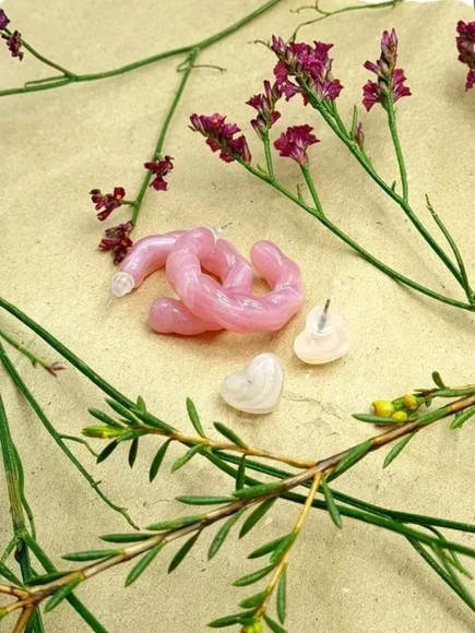 Набор ярких акриловых серег с витыми кольцами и сердцами J10022CJJ Набор ярких акриловых серег с витыми кольцами и сердцами J10022CJJ