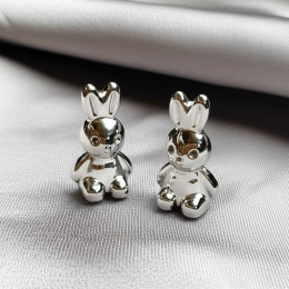 Серебристые пластиковые серьги пусеты в виде зеркальных фигурок кроликов 1J10024СJJ