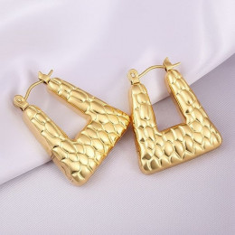 Широкие треугольные серьги-конго с ромбовидной чеканкой J10284CJJ