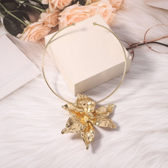 Жесткое колье золотистое с массивным цветком лилии 1J11764CJJ Жесткое колье золотистое с массивным цветком лилии 1J11764CJJ