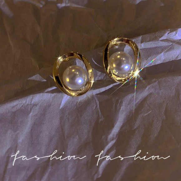 Серьги-гвоздики с жемчужиной в объёмной круглой оправе J10682CJJ Серьги-гвоздики с жемчужиной в объёмной круглой оправе J10682CJJ