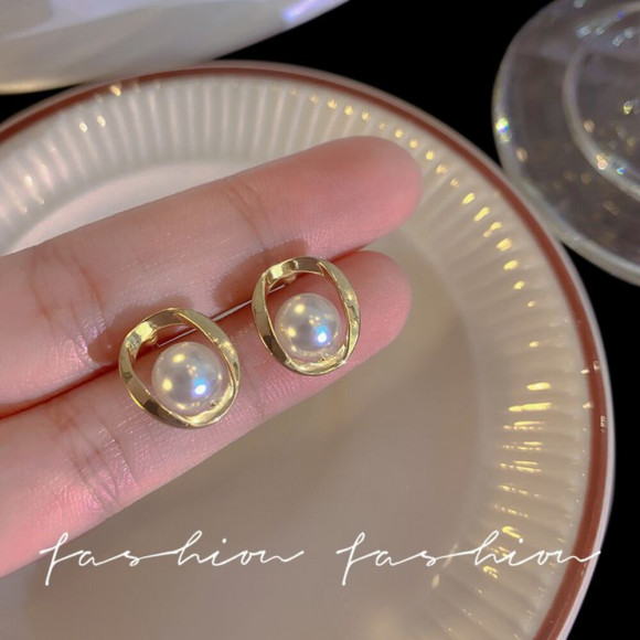 Серьги-гвоздики с жемчужиной в объёмной круглой оправе J10682CJJ Серьги-гвоздики с жемчужиной в объёмной круглой оправе J10682CJJ