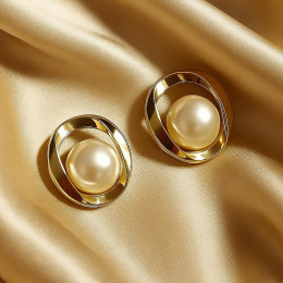 Серьги-гвоздики с жемчужиной в объёмной круглой оправе J10682CJJ Серьги-гвоздики с жемчужиной в объёмной круглой оправе J10682CJJ