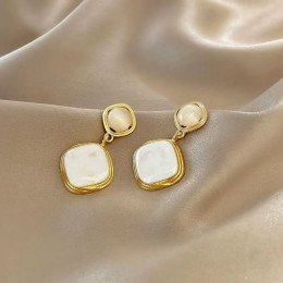 Квадратные золотистые серьги с перламутром J11565CJJ Квадратные золотистые серьги с перламутром J11565CJJ