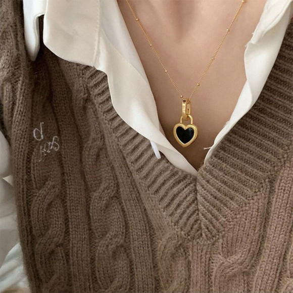 Золотистая цепочка с крупной подвеской-сердцем и черной эмалью J11455CJJ Золотистая цепочка с крупной подвеской-сердцем и черной эмалью J11455CJJ