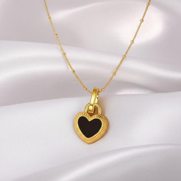 Золотистая цепочка с крупной подвеской-сердцем и черной эмалью J11455CJJ Золотистая цепочка с крупной подвеской-сердцем и черной эмалью J11455CJJ