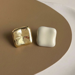 Асимметричные серьги-пусеты Мятые квадраты в золоте и белой эмали 1J11624CJJ