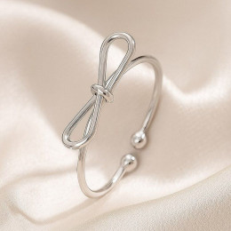 Тонкое серебристое кольцо в форме изящного бантика 1J12460CJJ Тонкое серебристое кольцо в форме изящного бантика 1J12460CJJ