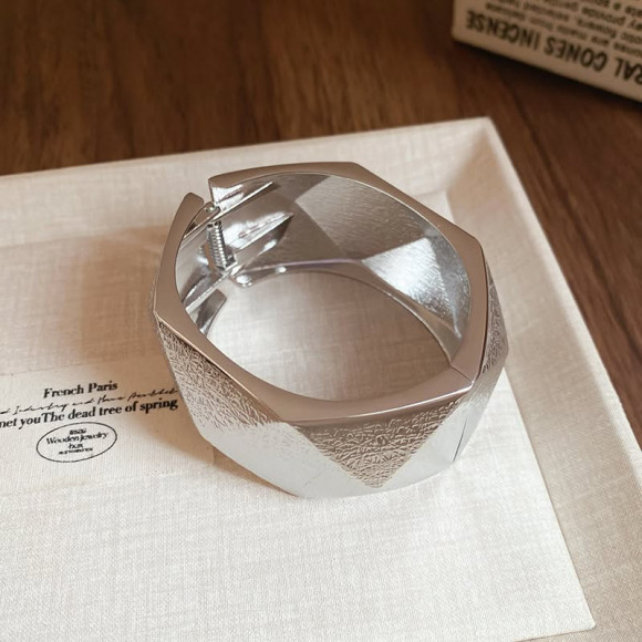 Браслет жесткий ювелирный сплав геометрия 1J11771CJJ