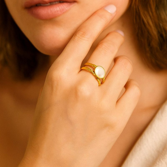 Двойное золотистое кольцо с вставкой из перламутра 1J12265CJJ