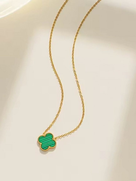 Стальная цепочка с напылением золотом, кулон клевер зелёный J10293CJJ Стальная цепочка с напылением золотом, кулон клевер зелёный J10293CJJ