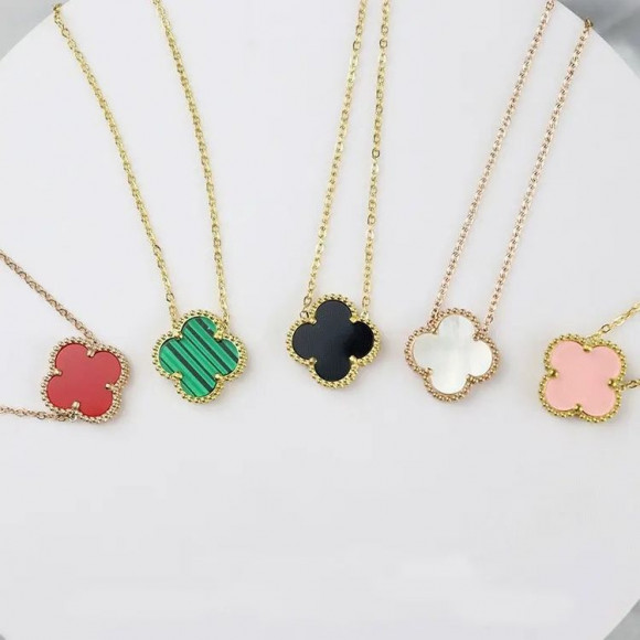 Стальная цепочка с напылением золотом, кулон клевер зелёный J10293CJJ Стальная цепочка с напылением золотом, кулон клевер зелёный J10293CJJ