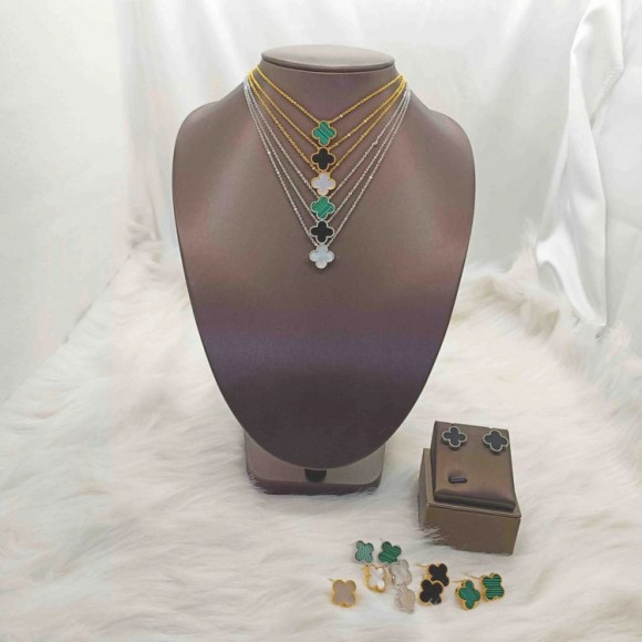 Стальная цепочка с напылением золотом, кулон клевер зелёный J10293CJJ Стальная цепочка с напылением золотом, кулон клевер зелёный J10293CJJ