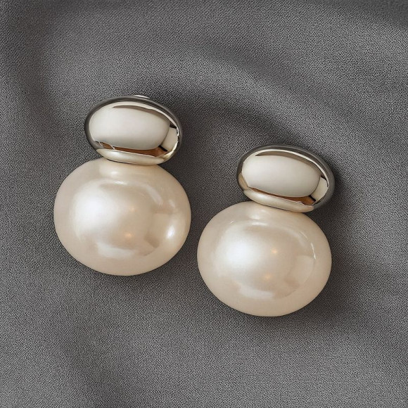 Золотистые металлические серьги-пусеты с крупным белым жемчугом 1J12091CJJ