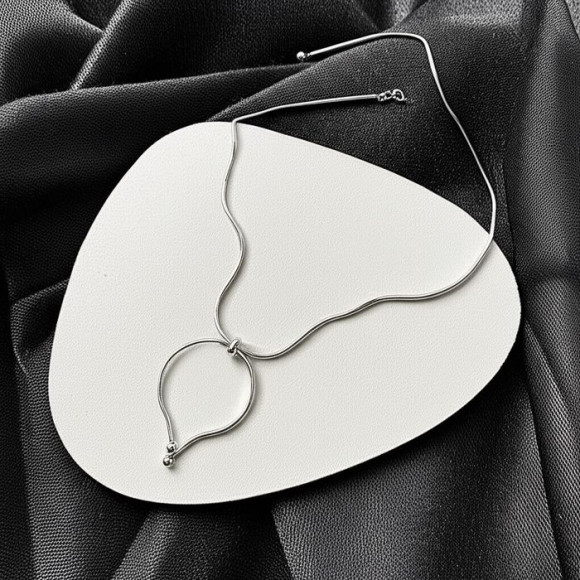 Минималистичное колье-галстук из гладкого металла без вставок 11643CJJ